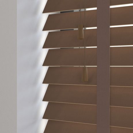 Sunwood houten jaloezie met ladderband - donker eiken gemaakt van Hout in de kleur Medium Eiken